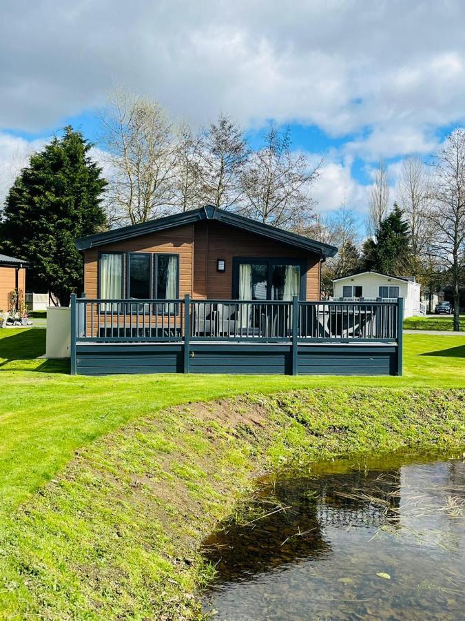 Beryl Lodge With Hot Tub York Exterior photo